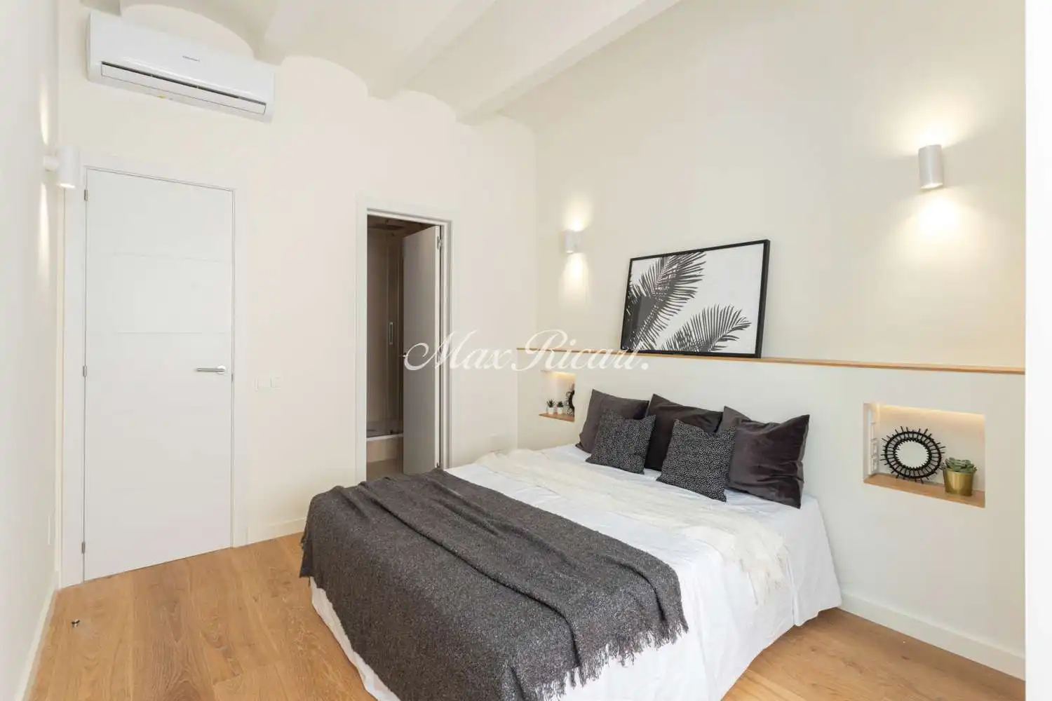 Bedroom of Flat for sale in Barcelona  with Air Conditioner, Heating and Balcony