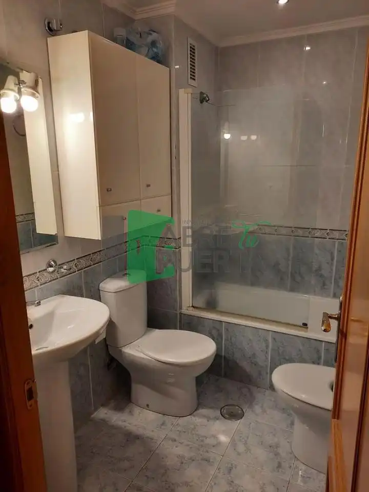 Baño de Piso de alquiler en Ourense Capital  con Calefacción, Terraza y Trastero