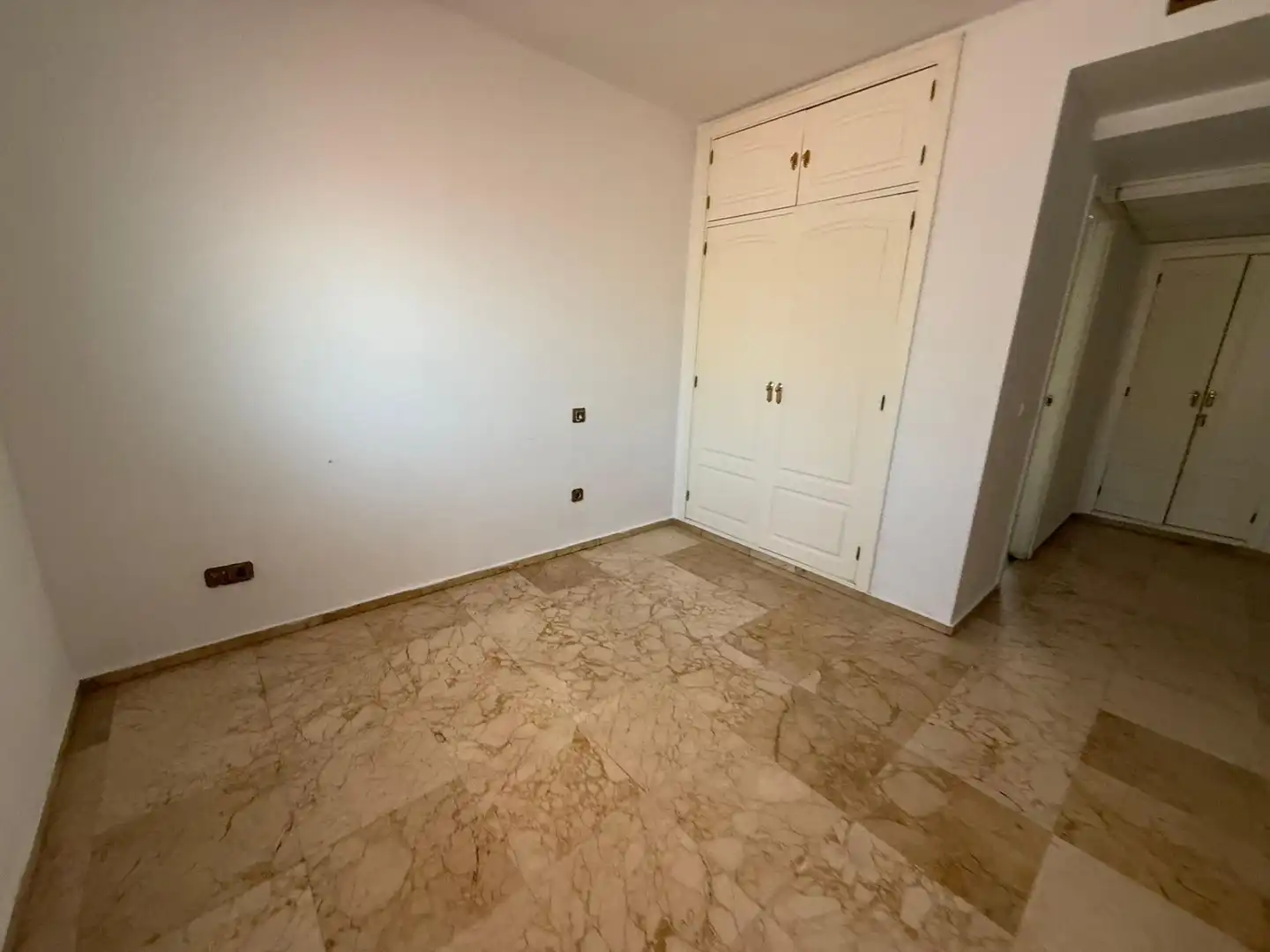 Schlafzimmer von Dachboden zur Miete in Sevilla mit Klimaanlage und Terrasse