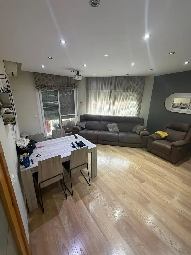 Sala de estar de Piso en venta en Cornellà de Llobregat con Aire acondicionado, Calefacción y Terraza