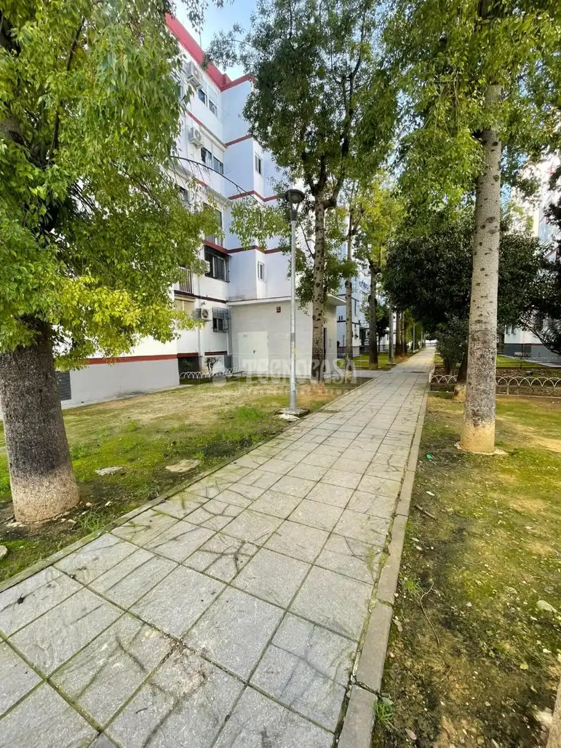 Exterior view of Flat for sale in Sevilla  with Air Conditioner and Balcony