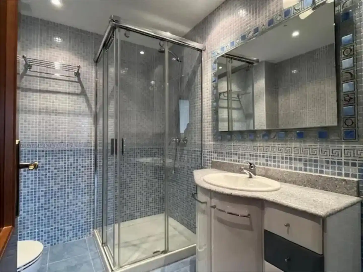 Bathroom of Flat for rent in Sojuela  with Private garden, Parquet flooring and Storage room