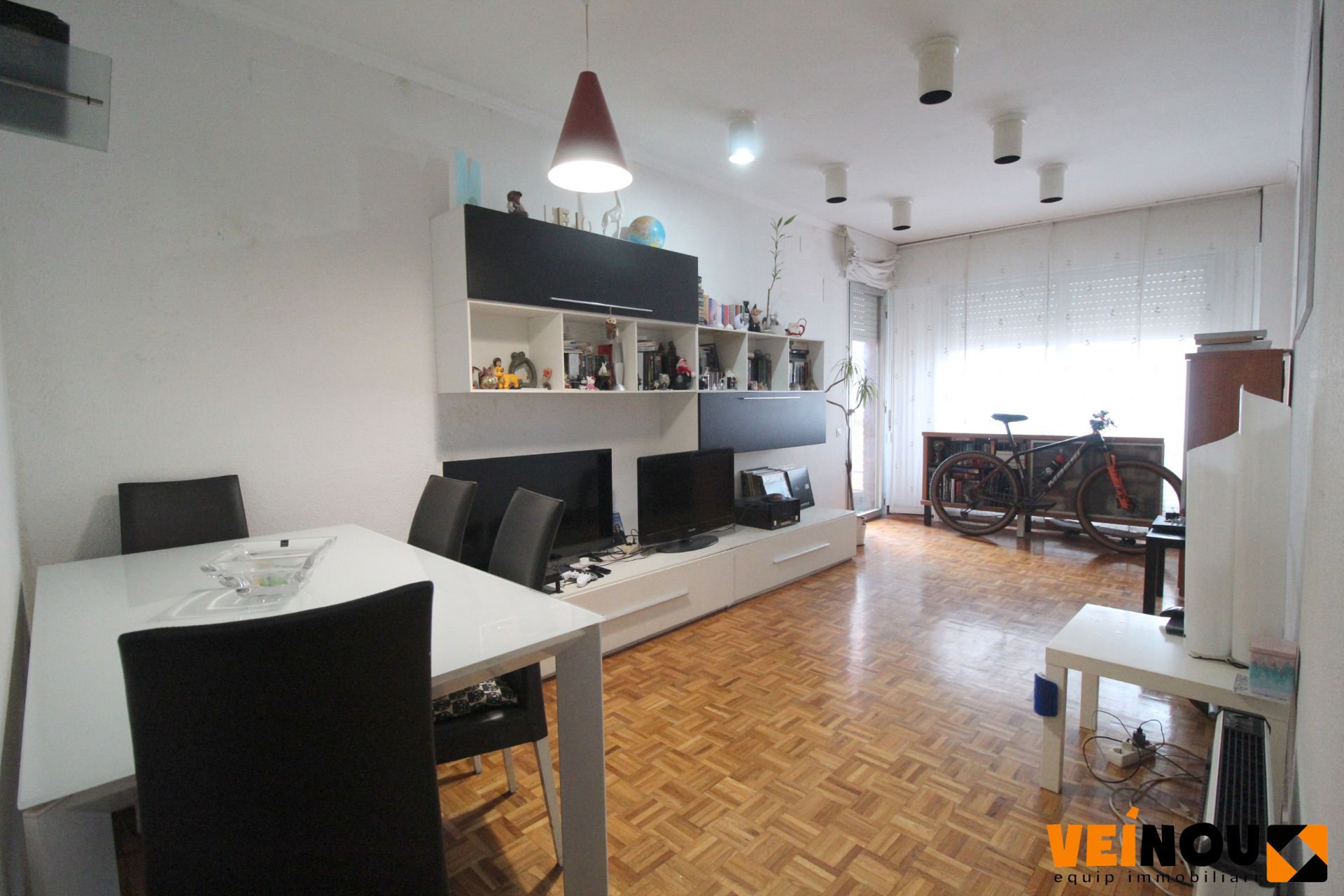 Sala de estar de Piso en venta en L'Hospitalet de Llobregat con Parquet y Balcón