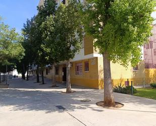 Vista exterior de Pis en venda en  Sevilla Capital amb Aire condicionat, Calefacció i Jardí privat