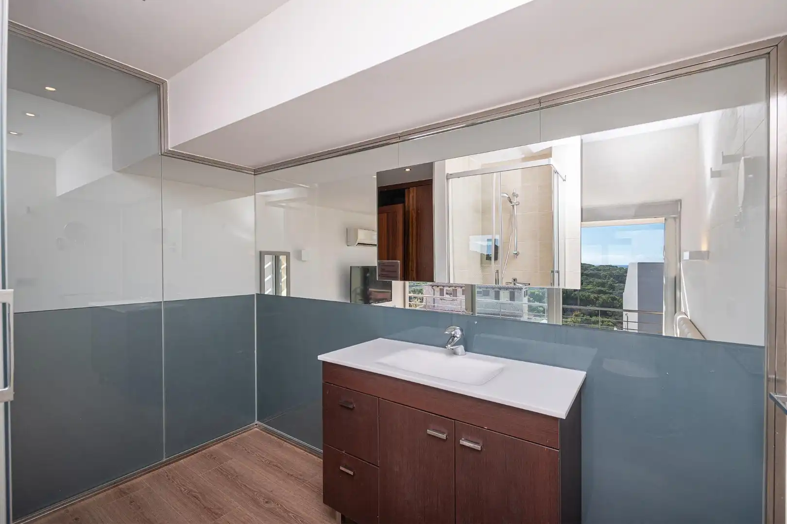 Badezimmer von Einfamilien-Reihenhaus zum Verkauf in Capdepera mit Klimaanlage, Privatgarten und Terrasse