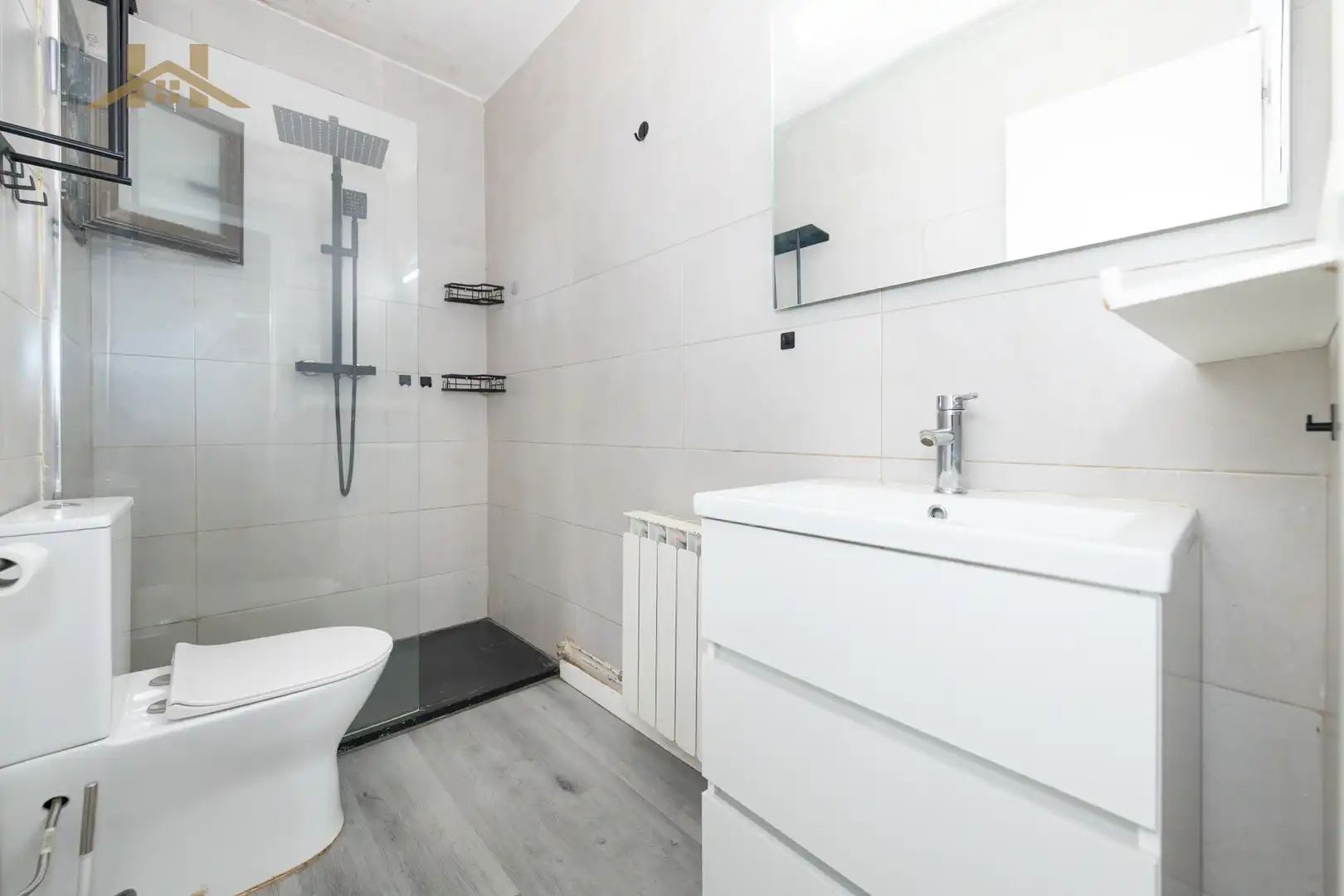 Baño de Casa adosada en venta en Miraflores de la Sierra con Calefacción, Jardín privado y Trastero