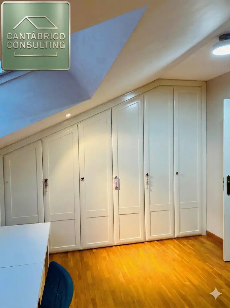 Schlafzimmer von Maisonette zum Verkauf in Navia mit Heizung, Parkett und Möbliert