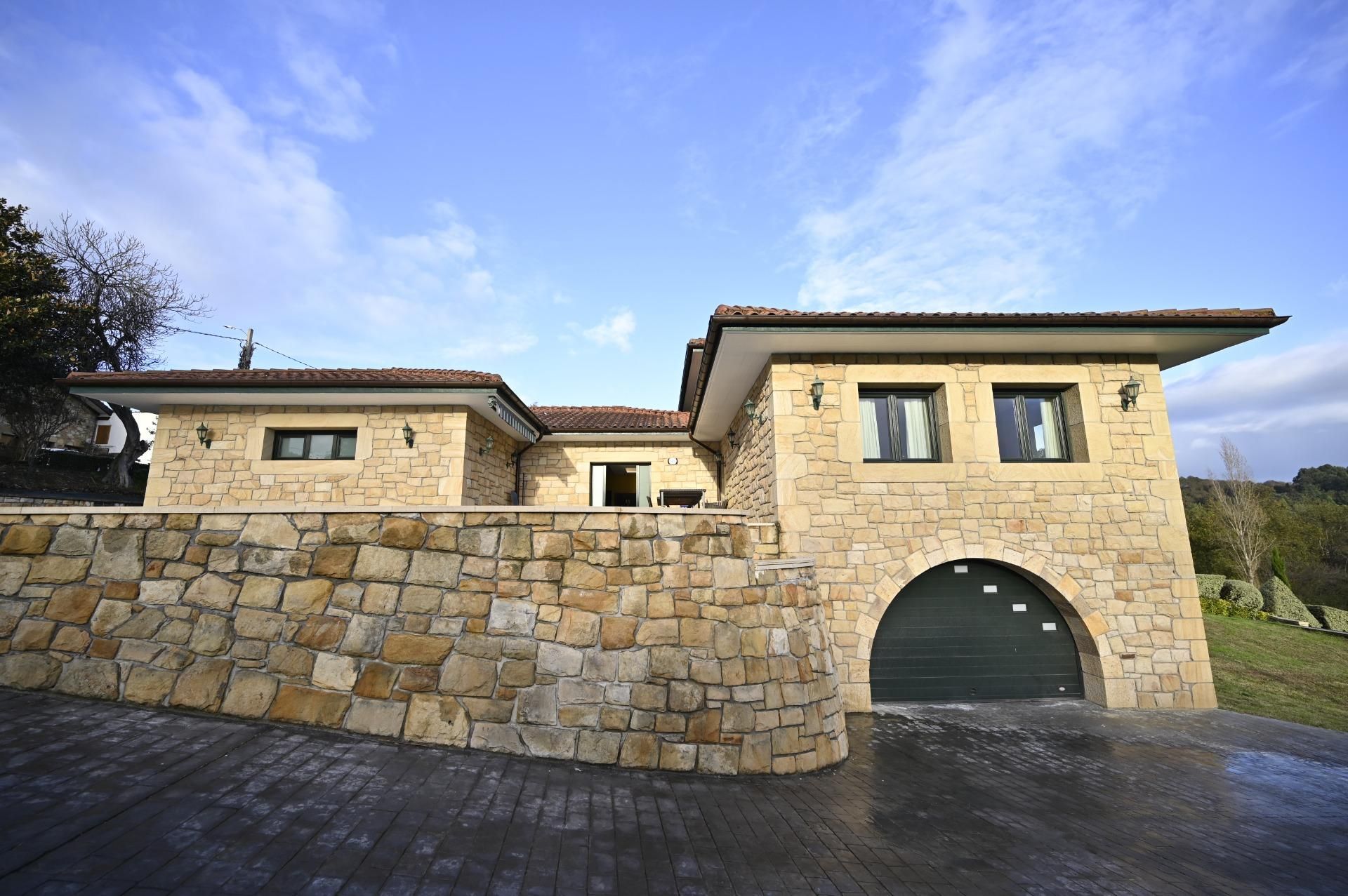 Vista exterior de Casa o xalet en venda en Loiu amb Calefacció, Jardí privat i Piscina