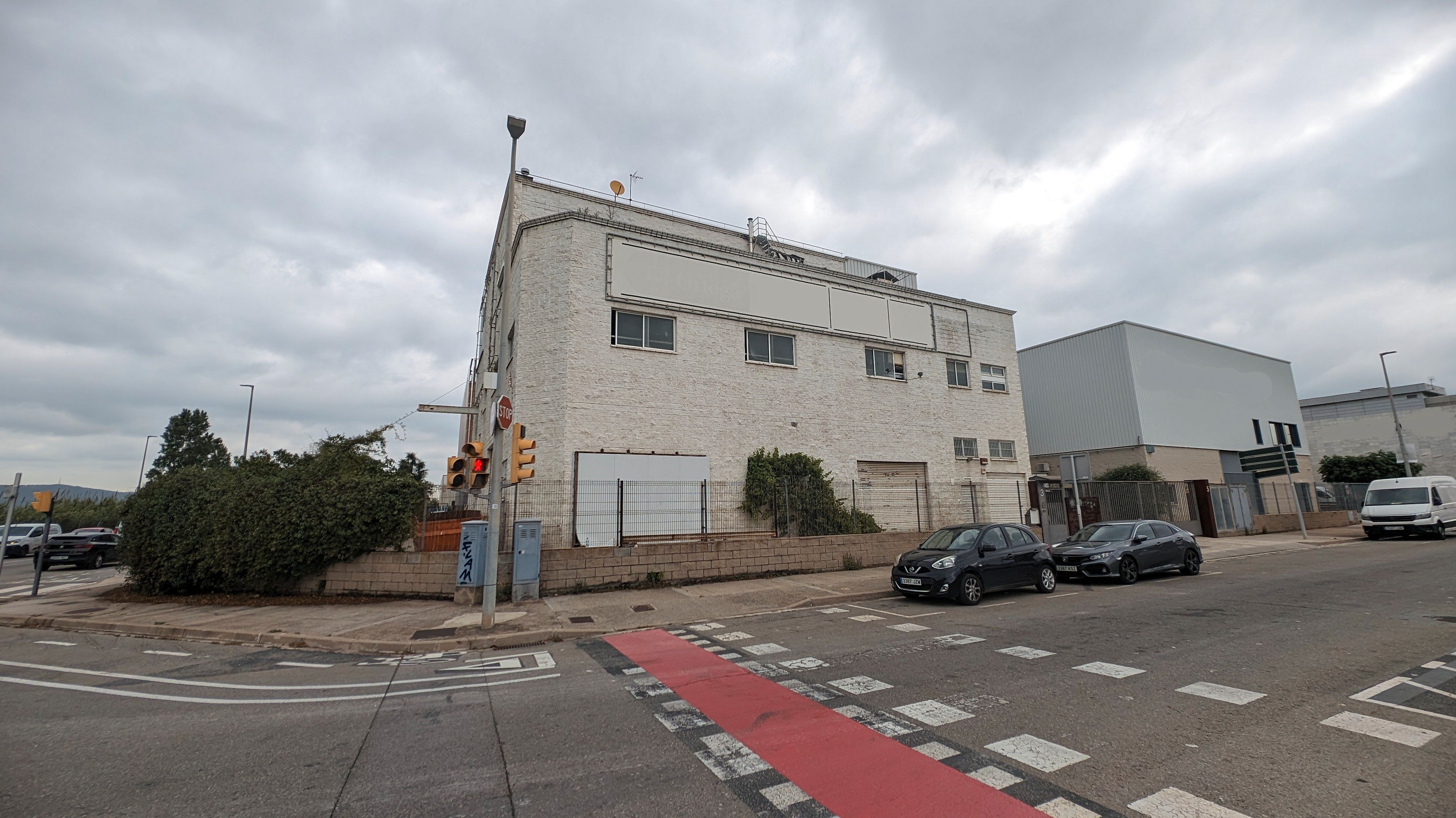Vista exterior de Nau industrial en venda en Sant Feliu de Llobregat