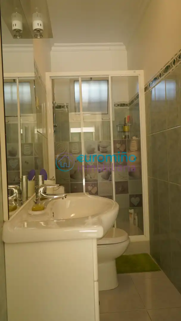 Badezimmer von Haus oder Chalet zum Verkauf in Salvaterra de Miño mit Parkett, Terrasse und Abstellraum
