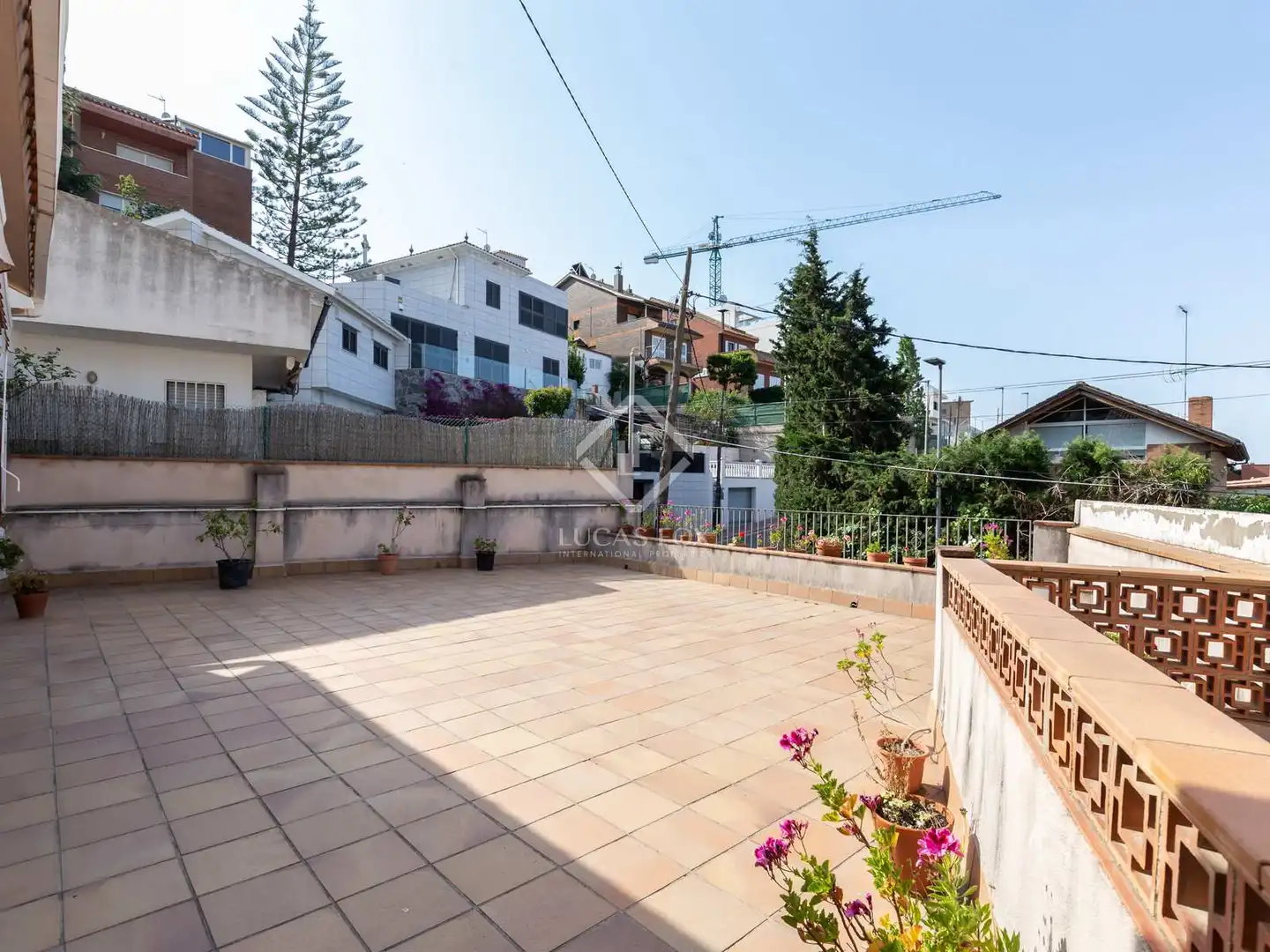 Vista exterior de Casa o xalet en venda en Esplugues de Llobregat amb Calefacció, Jardí privat i Terrassa