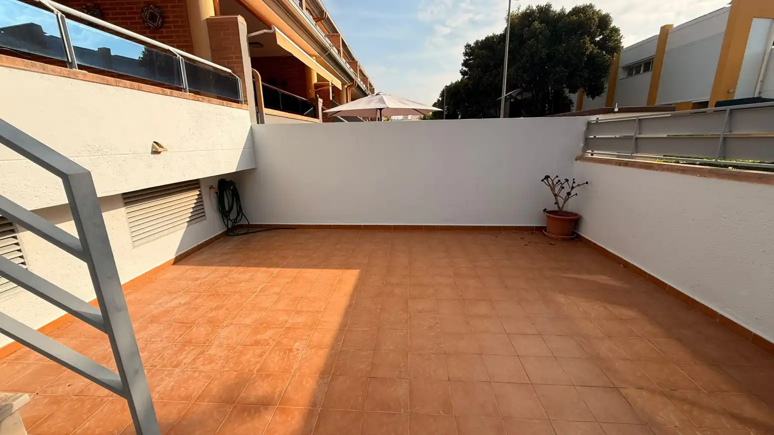 Terrasse von Einfamilien-Reihenhaus zur Miete in Canet d'En Berenguer mit Klimaanlage, Heizung und Privatgarten