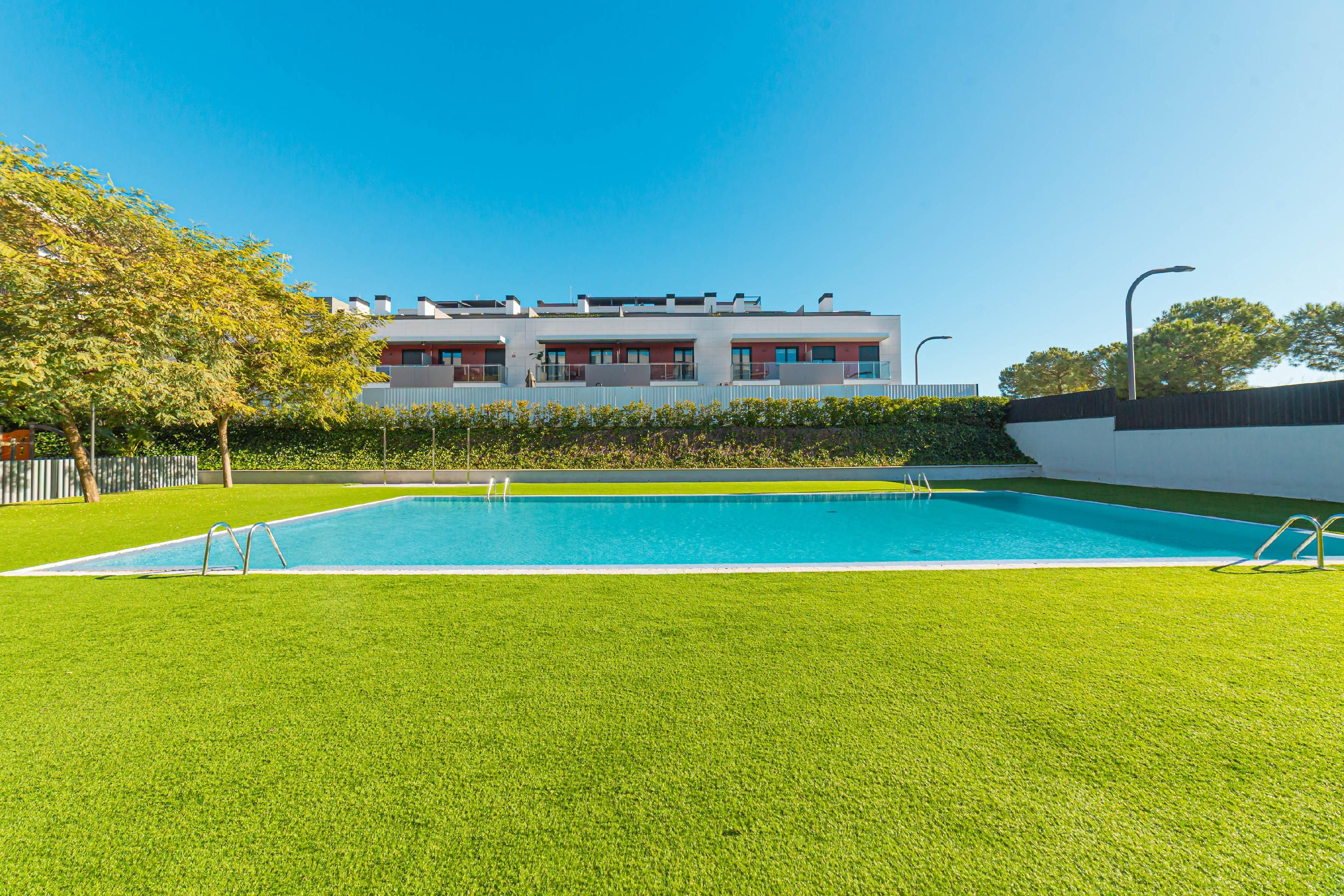 Swimming pool of Single-family semi-detached for sale in Sant Just Desvern  with Air Conditioner, Heating and Private garden