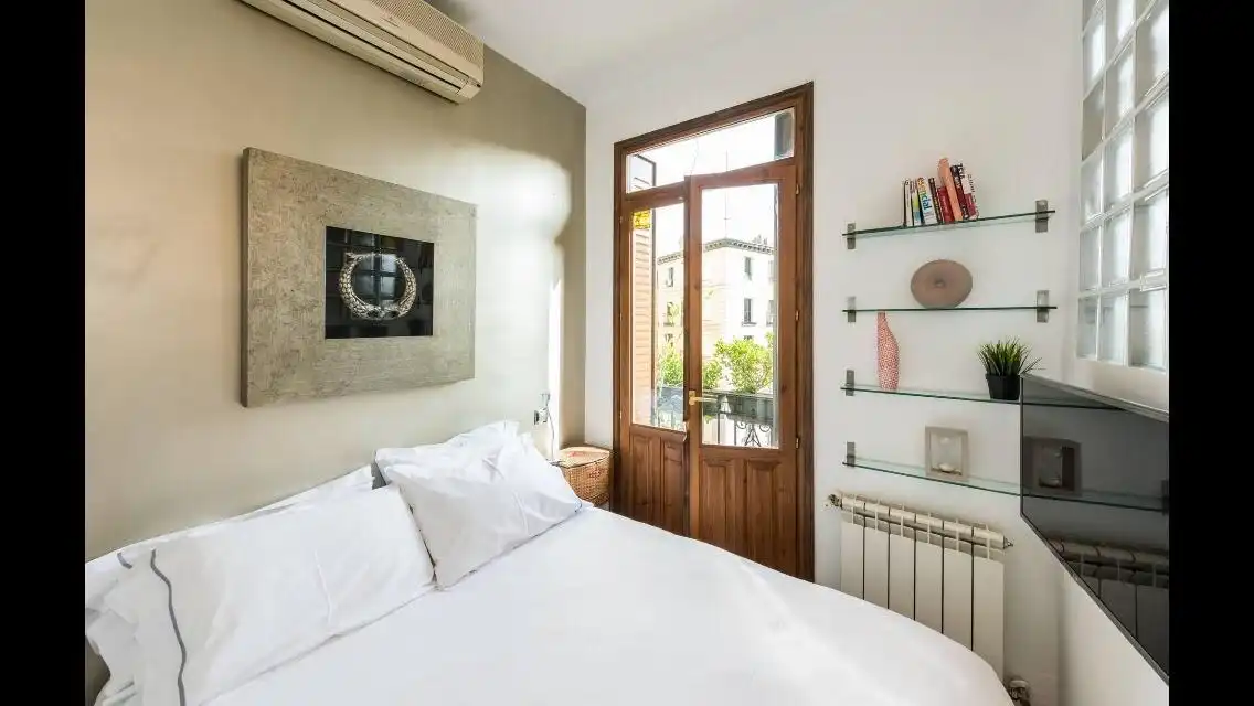Schlafzimmer von Wohnung zur Miete in Madrid mit Klimaanlage, Heizung und Möbliert