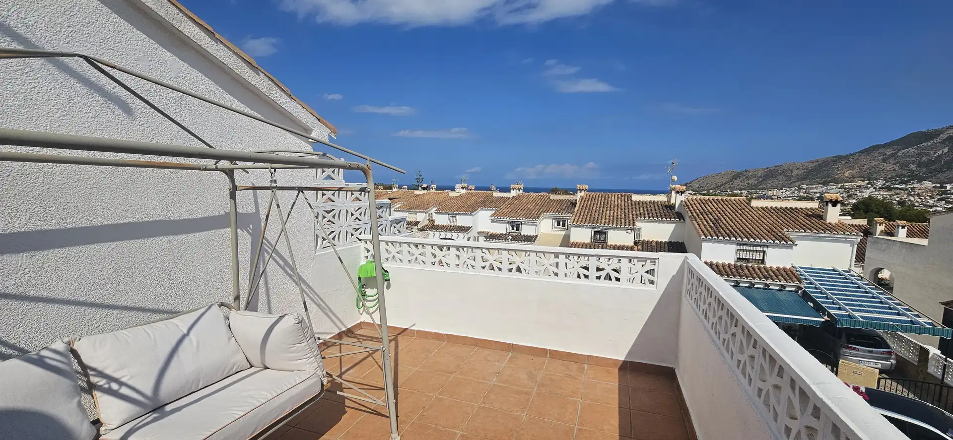 Terrasse von Einfamilien-Reihenhaus zum Verkauf in L'Alfàs del Pi mit Abstellraum, Schwimmbad und Möbliert