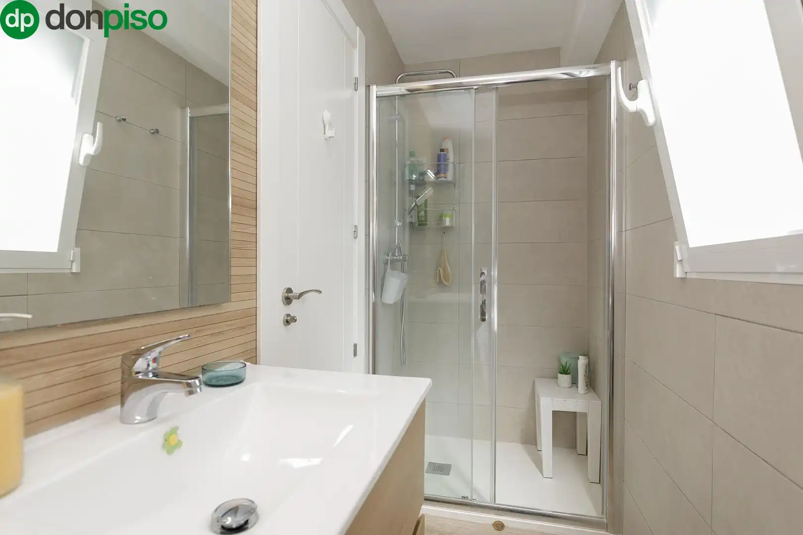 Badezimmer von Dachboden zum Verkauf in Granada mit Terrasse und Balkon
