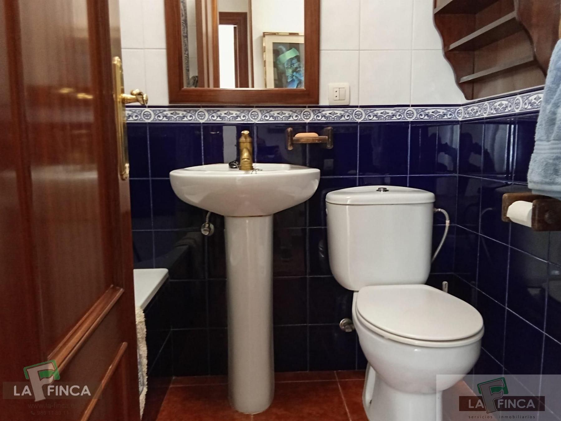 Badezimmer von Wohnungen zum verkauf in Oviedo  mit Heizung, Parkett und Möbliert