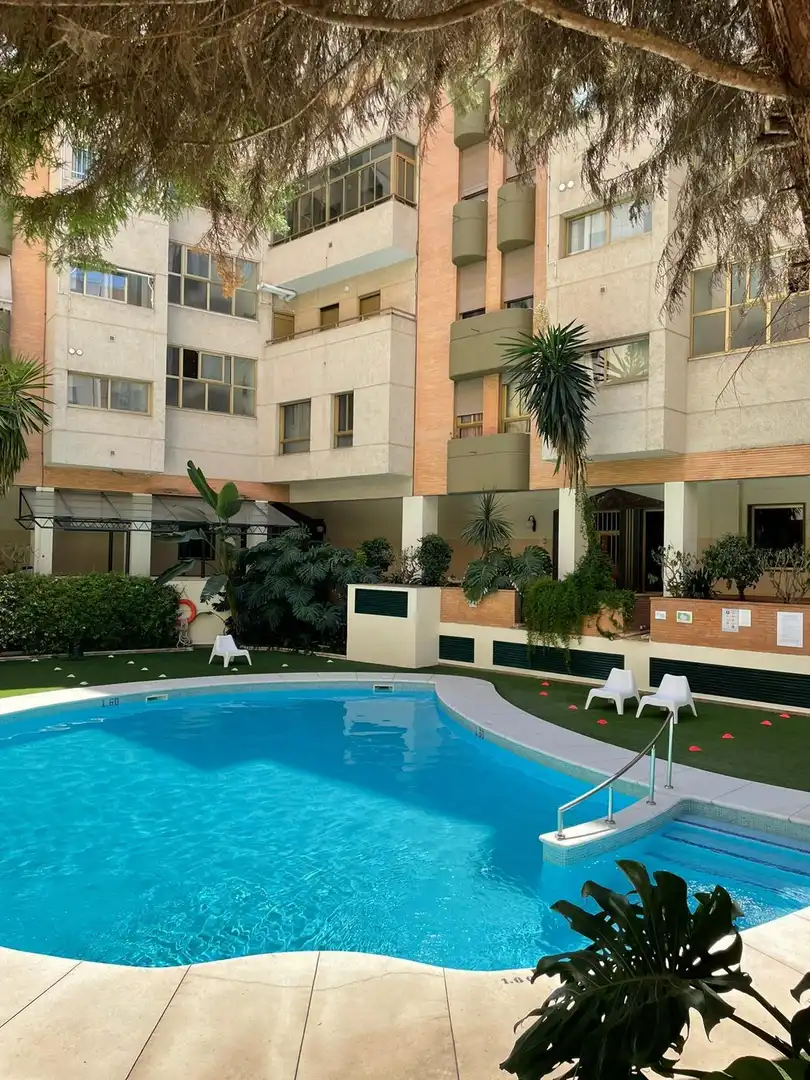 Piscina de Apartament de lloguer en  Sevilla Capital amb Aire condicionat, Terrassa i Piscina comunitària