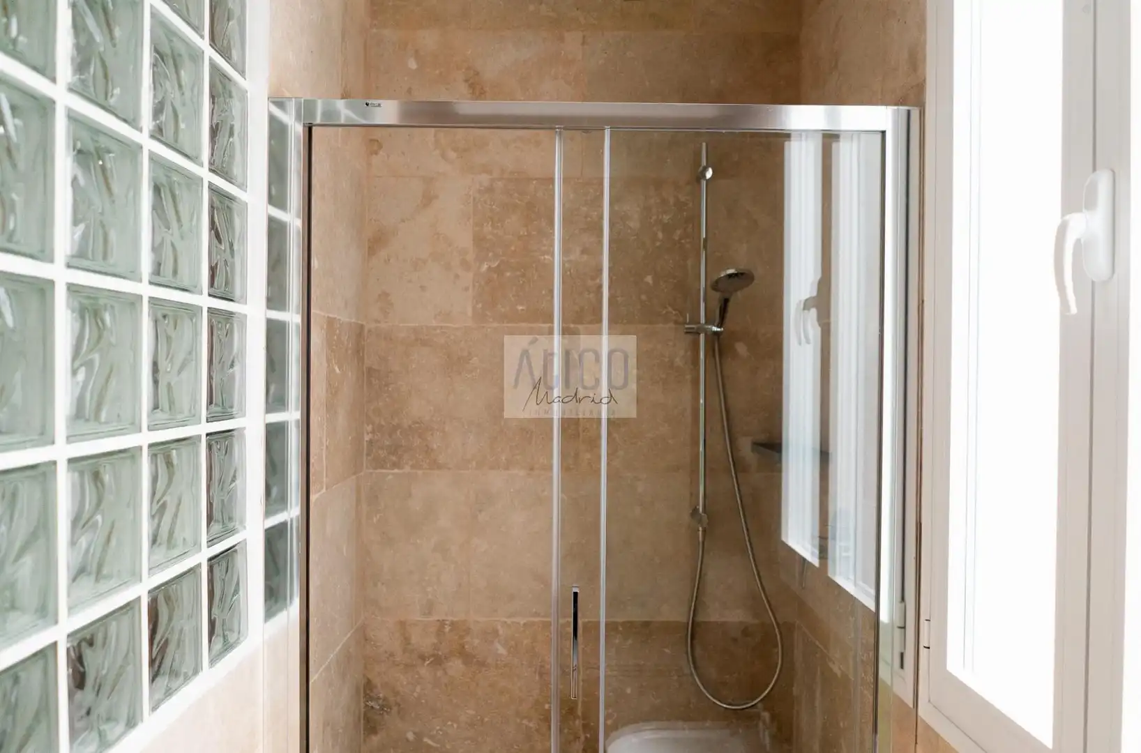 Badezimmer von Wohnungen zur Miete in Madrid mit Klimaanlage, Heizung und Parkett