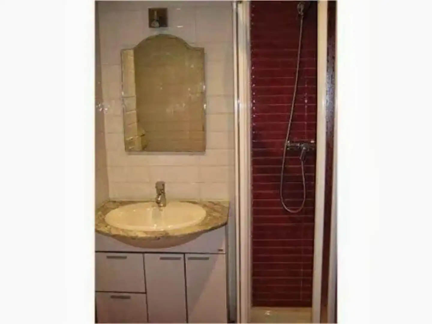 Bathroom of Flat for rent in Vigo   with Parquet flooring, Storage room and Furnished