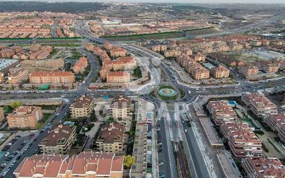 Vista exterior de Pis en venda en Boadilla del Monte amb Aire condicionat i Terrassa