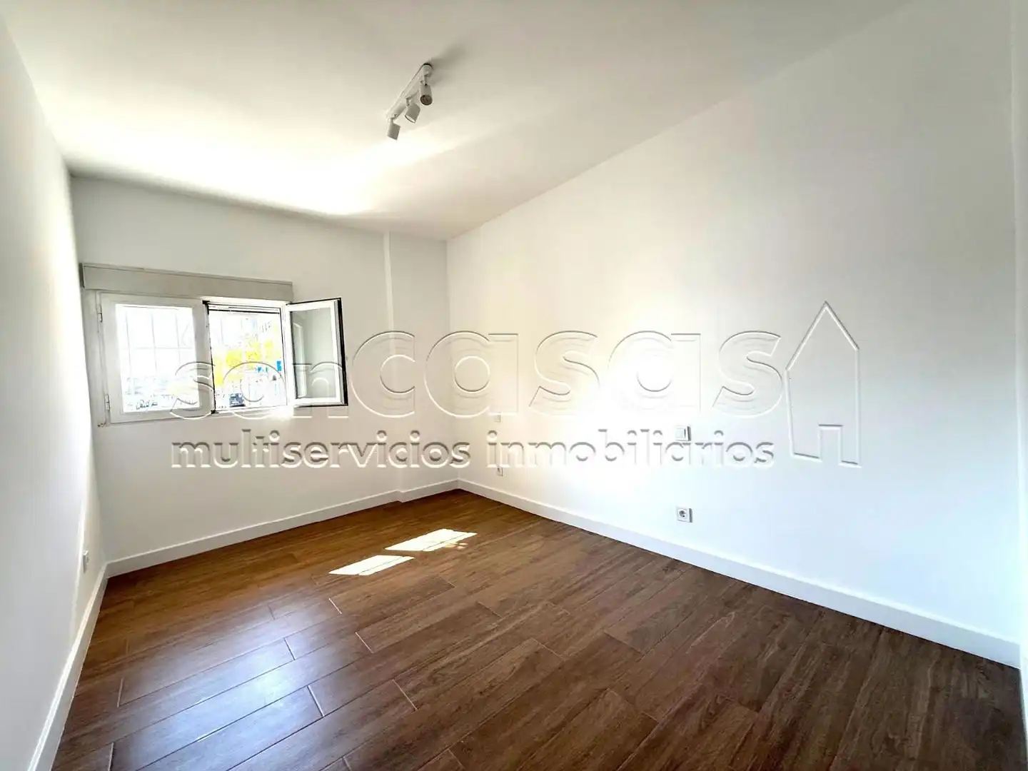 Flat for sale in Madrid  with Air Conditioner and Heating
