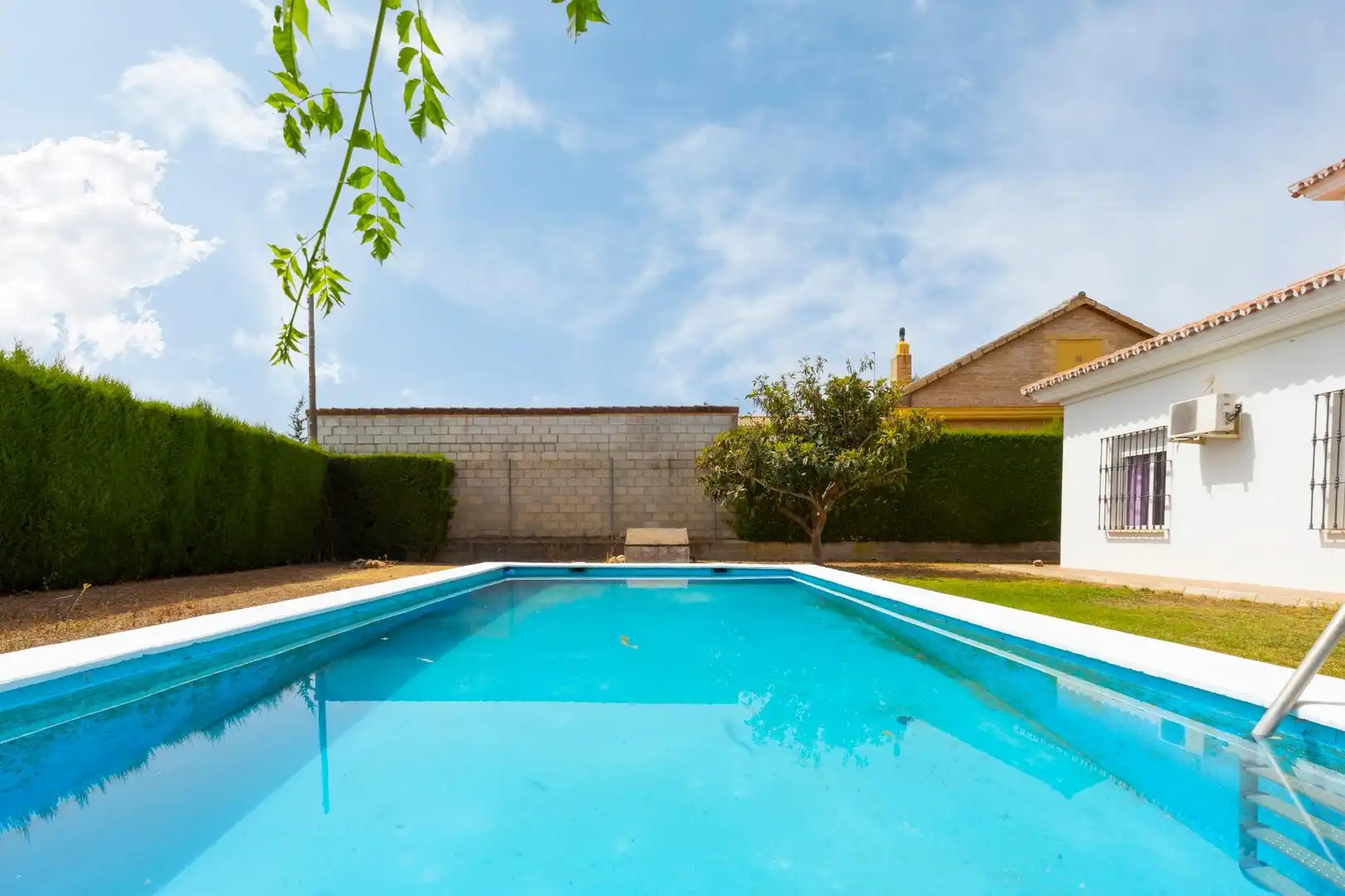 Piscina de Casa o xalet en venda en Sanlúcar la Mayor amb Jardí privat, Traster i Piscina