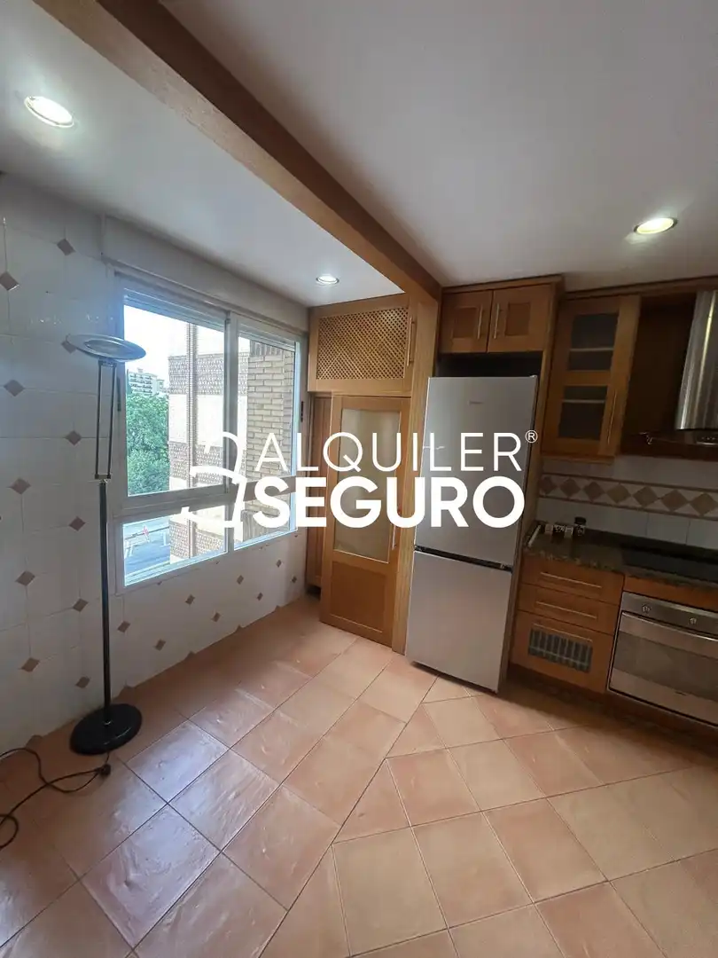 Cuina de Pis de lloguer en Granada amb Aire condicionat, Calefacció i Terrassa