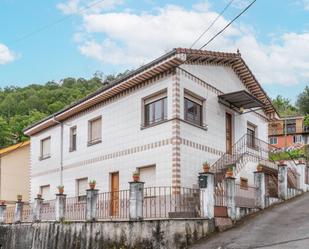 Vista exterior de Casa o xalet en venda en Mieres (Asturias) amb Terrassa i Balcó