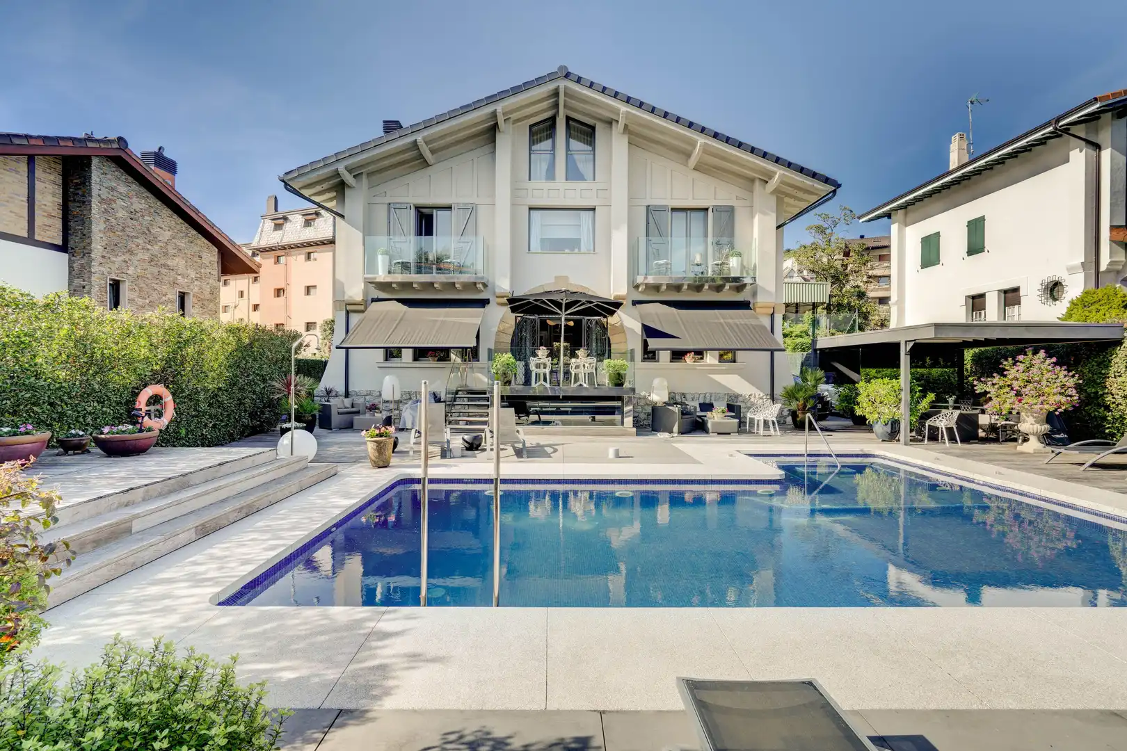Vista exterior de Casa o xalet en venda en Donostia - San Sebastián  amb Aire condicionat, Jardí privat i Piscina