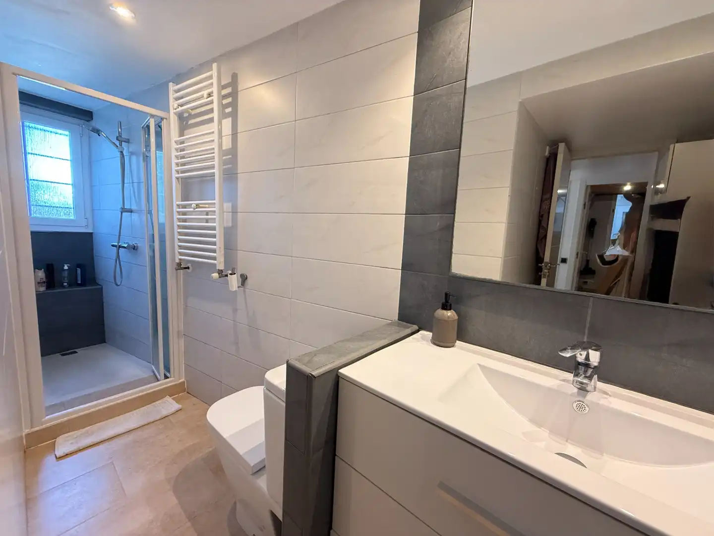 Baño de Casa adosada en venta en Barcelona con Aire acondicionado, Calefacción y Jardín privado