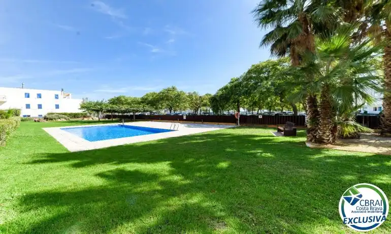 Piscina de Planta baixa en venda en Roses amb Calefacció, Moblat i Piscina comunitària