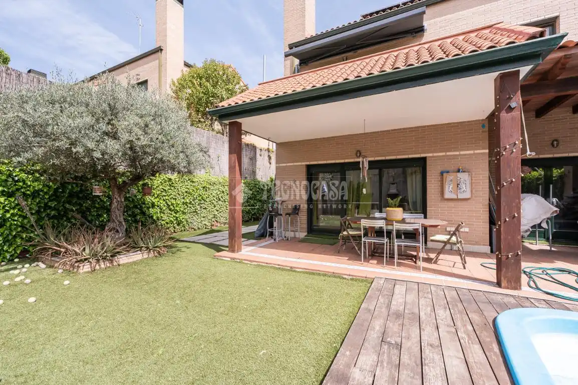 Jardín de Casa adosada en venta en Paracuellos de Jarama con Aire acondicionado, Calefacción y Jardín privado