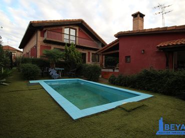 Casa con piscina en venta en Castrillo de Villavega - Calle Real 4
