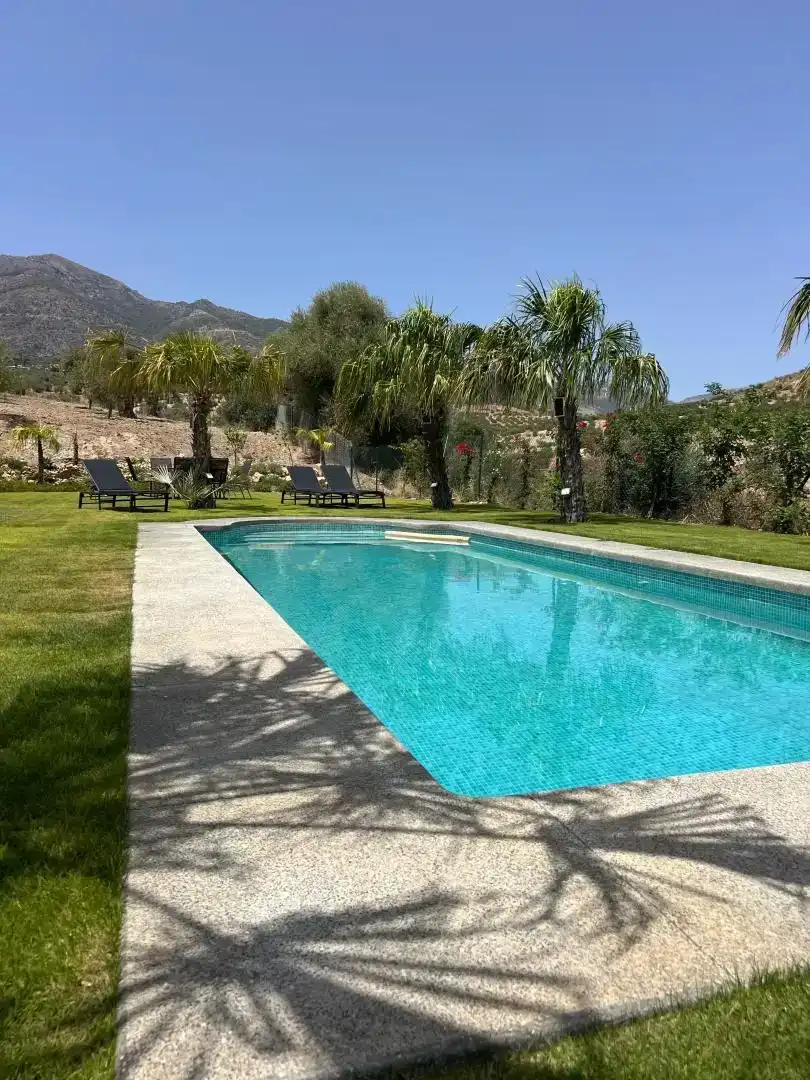 Schwimmbecken von Country house zur Miete in Alozaina mit Klimaanlage, Privatgarten und Abstellraum