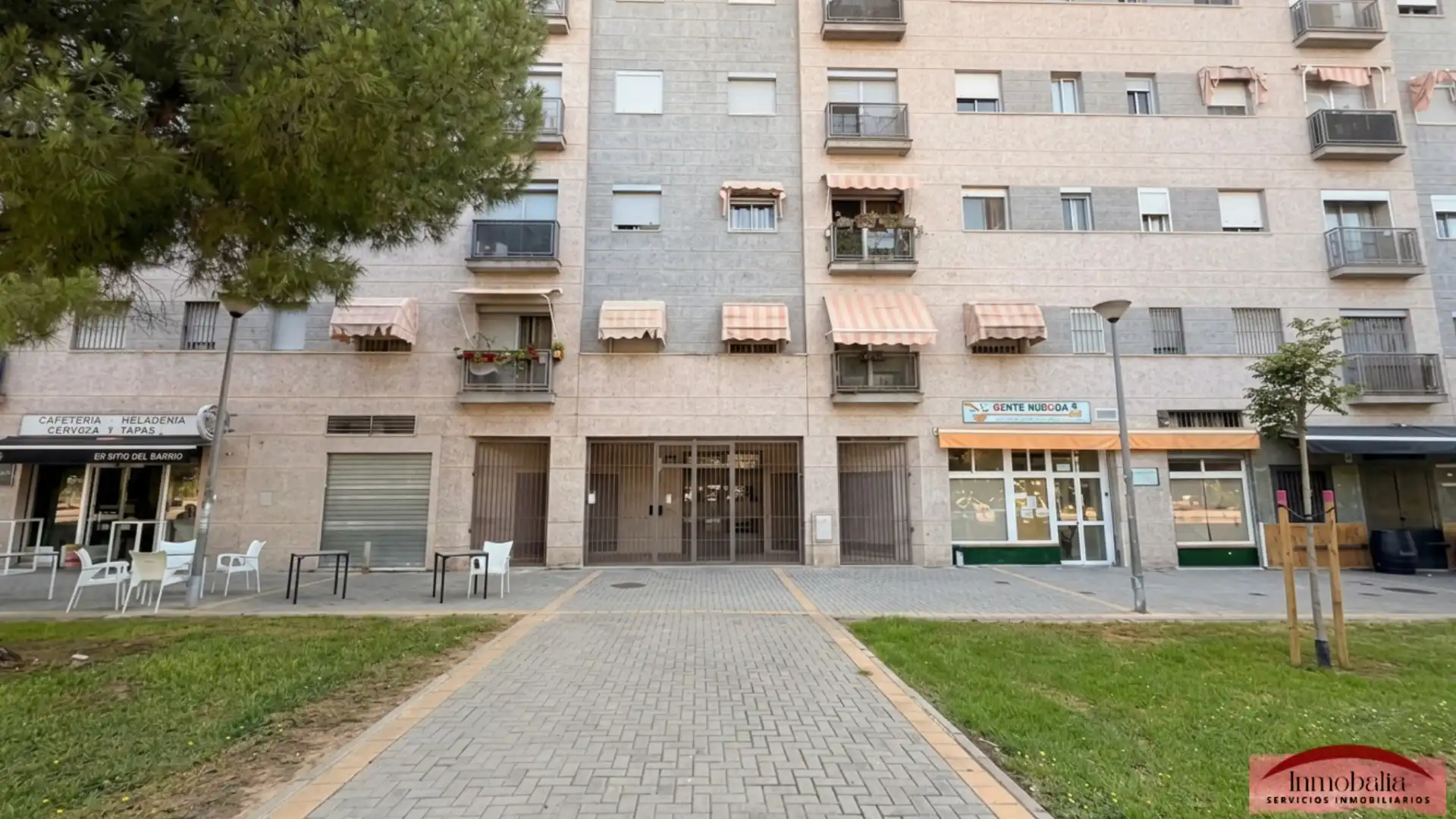 Außenansicht von Wohnung zum Verkauf in Sevilla mit Klimaanlage und Terrasse