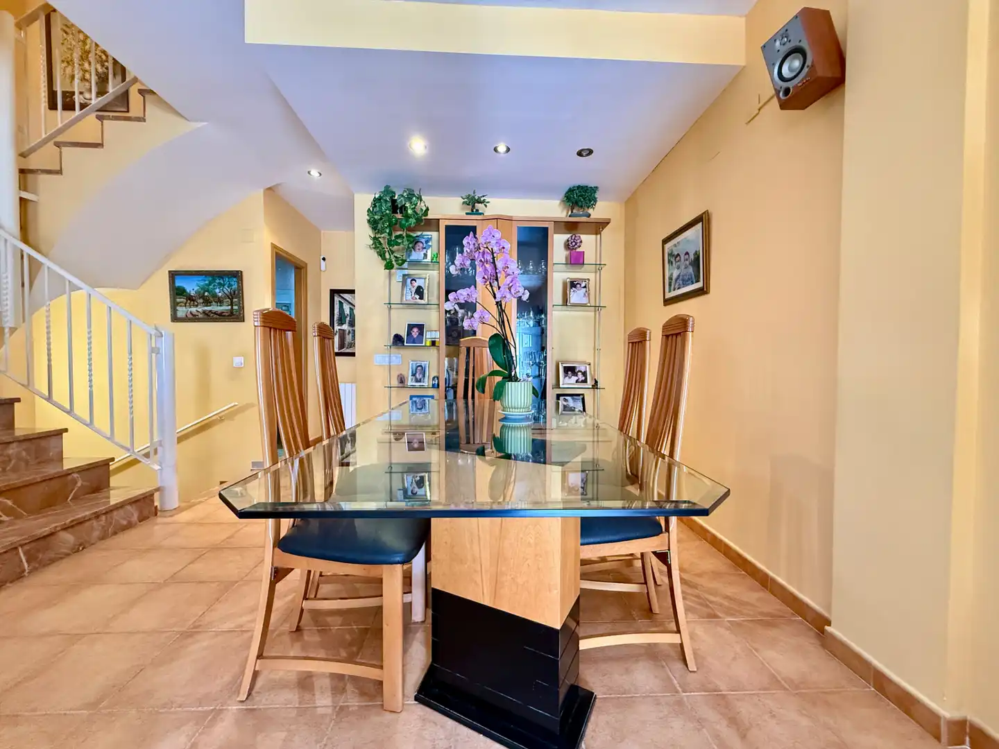 Esszimmer von Einfamilien-Reihenhaus zum Verkauf in San Antonio de Benagéber mit Klimaanlage, Heizung und Privatgarten
