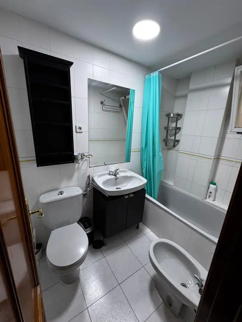 Badezimmer von Wohnungen zur Miete in Jaén mit Klimaanlage und Möbliert