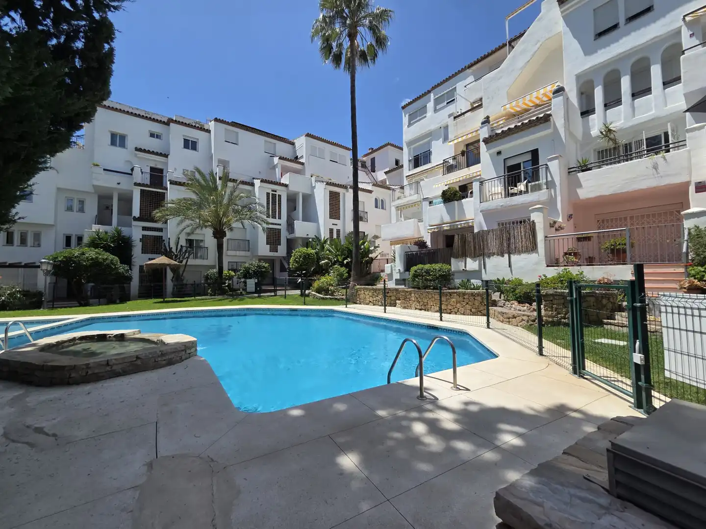 Vista exterior de Piso en venta en Torremolinos con Terraza, Trastero y Amueblado