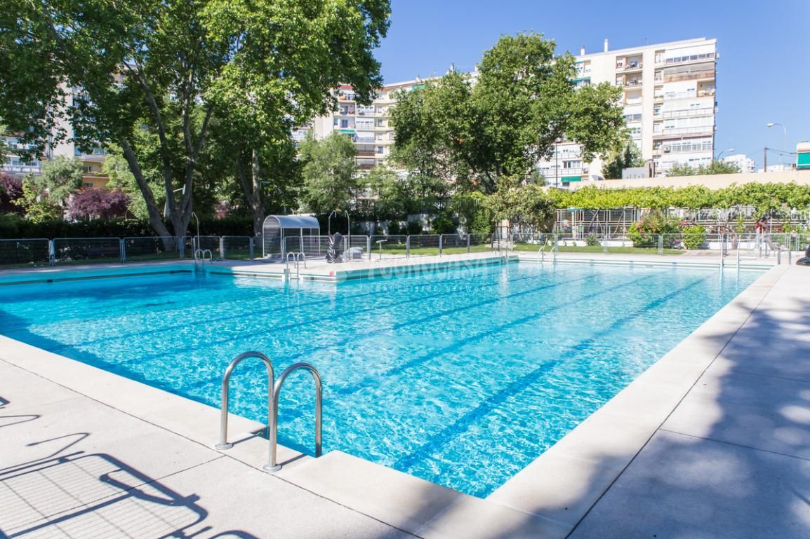 Piscina de Pis en venda en  Madrid Capital amb Aire condicionat i Terrassa