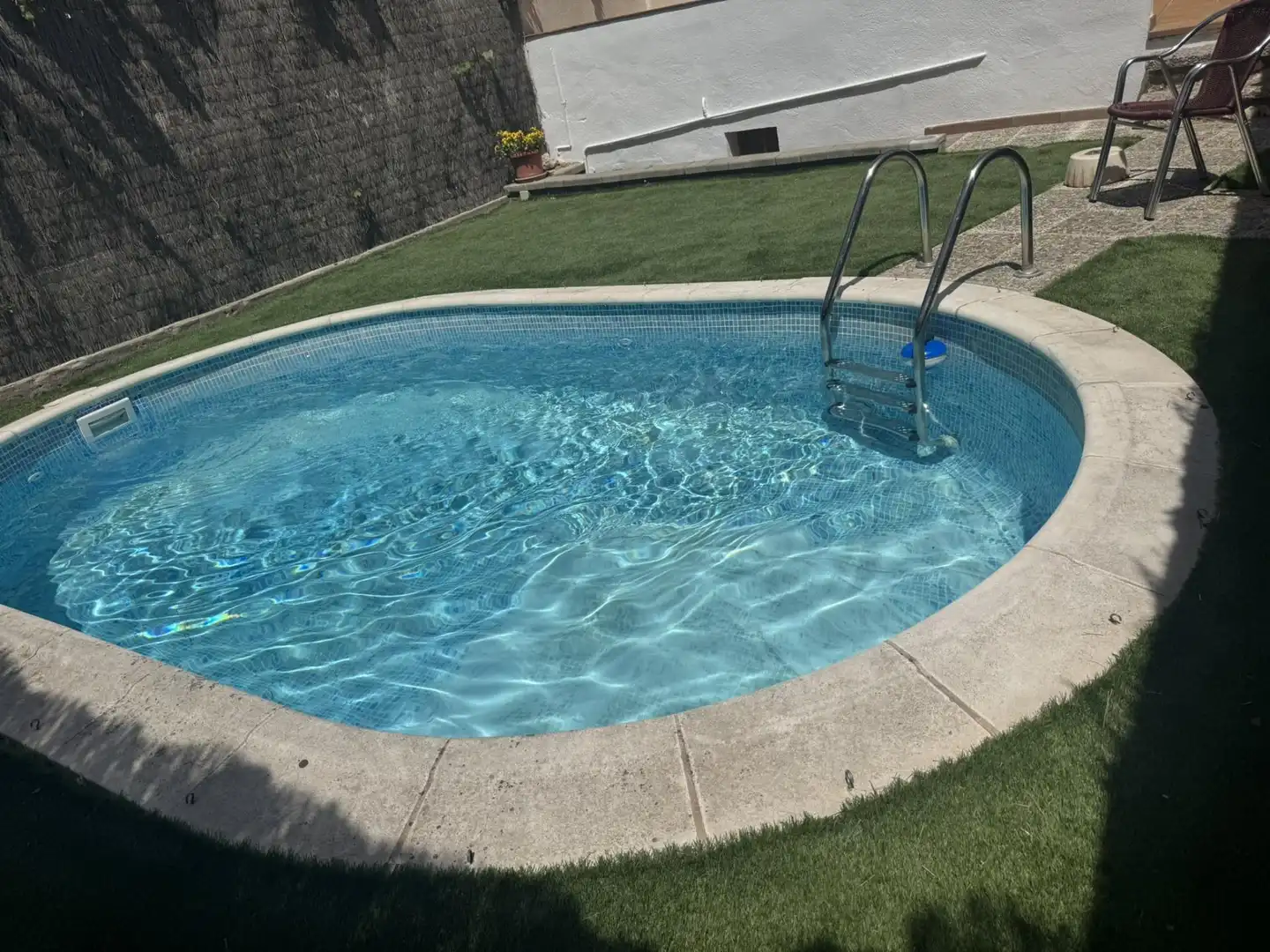 Schwimmbecken von Einfamilien-Reihenhaus zum Verkauf in Guissona mit Heizung, Privatgarten und Ofen