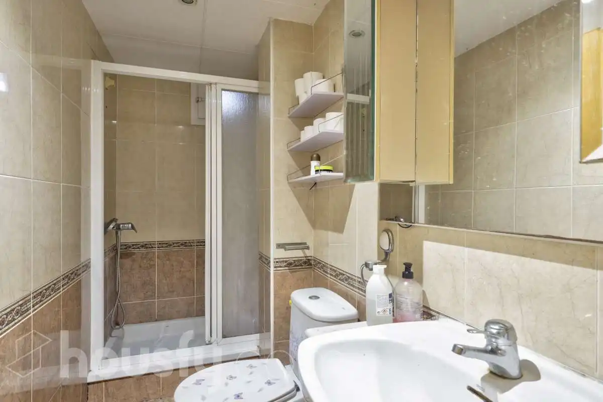 Badezimmer von Wohnung zum Verkauf in Barcelona mit Klimaanlage, Terrasse und Balkon
