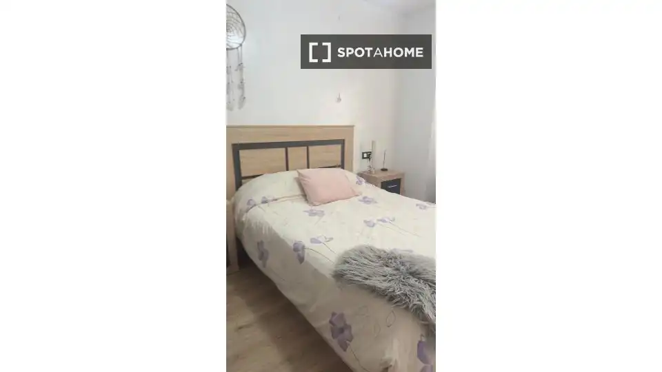 Bedroom of Flat for share in Valencia  with Air Conditioner, Heating and Terrace