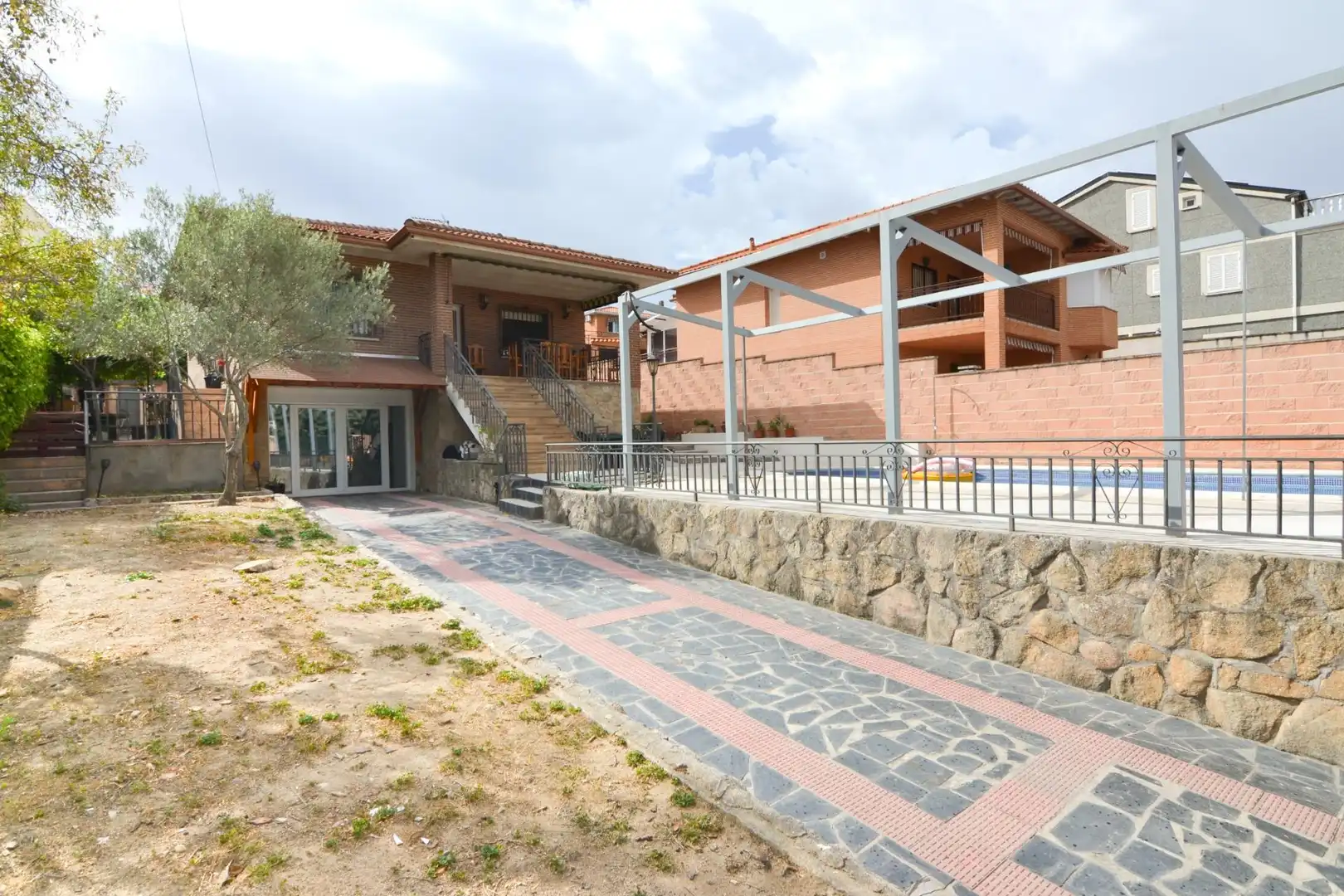 Exterior view of Houses for sale in Casarrubios del Monte  with Air Conditioner, Heating and Private garden