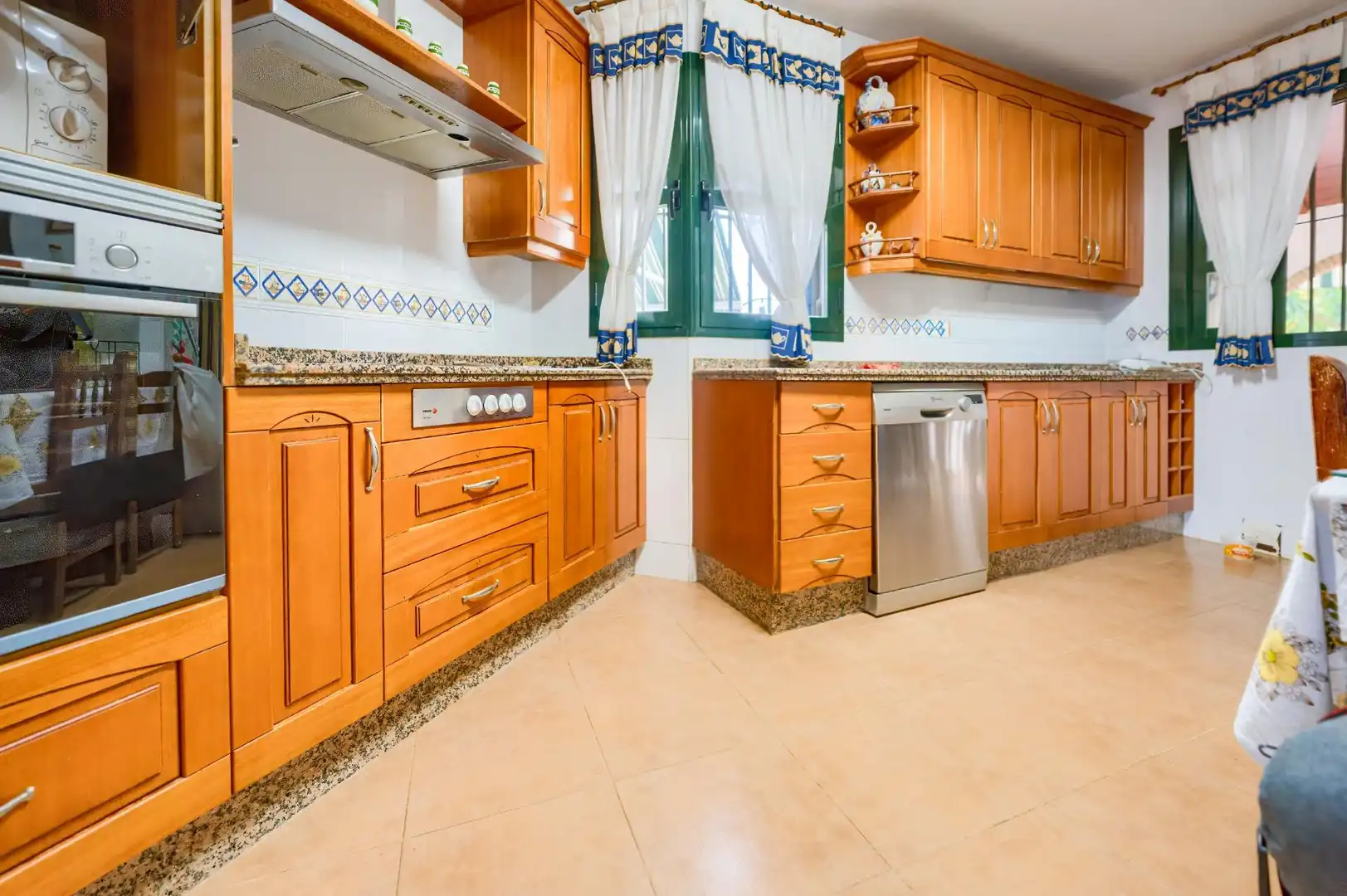 Kitchen of Houses for sale in Espartinas  with Air Conditioner, Private garden and Terrace