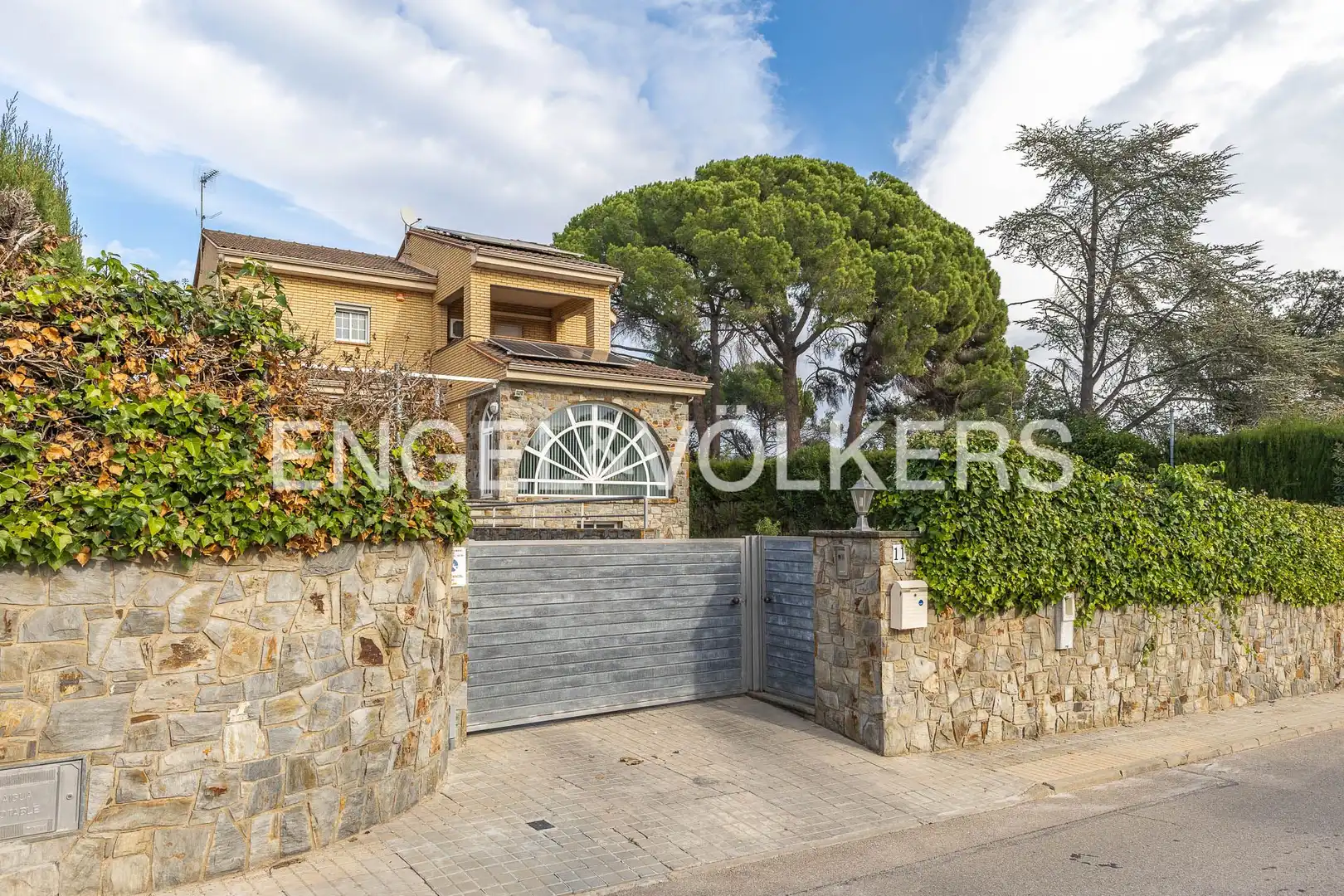 Vista exterior de Casa o xalet en venda en Castellar del Vallès amb Aire condicionat, Calefacció i Jardí privat