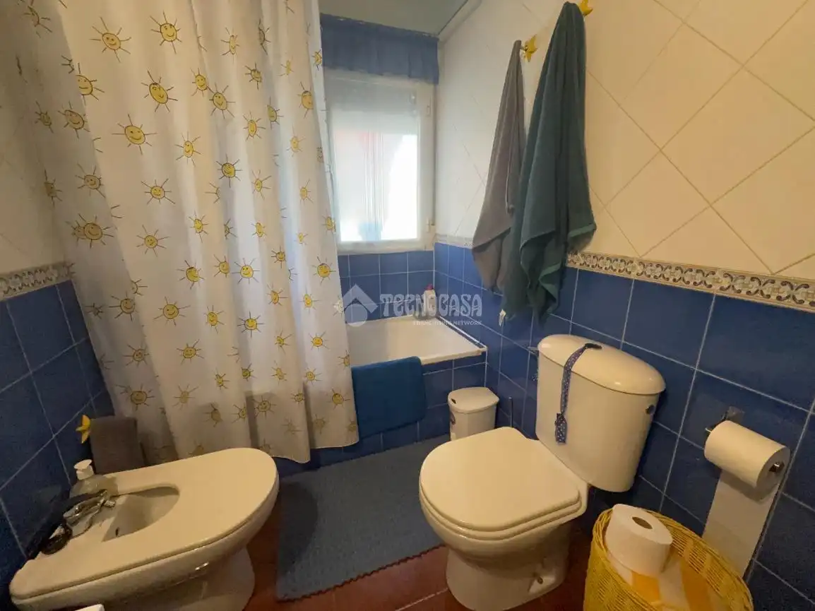 Badezimmer von Einfamilien-Reihenhaus zum Verkauf in Torrejón del Rey mit Klimaanlage, Heizung und Privatgarten