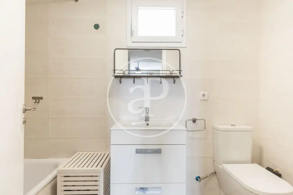 Badezimmer von Dachboden zum Verkauf in Valencia mit Klimaanlage, Heizung und Privatgarten