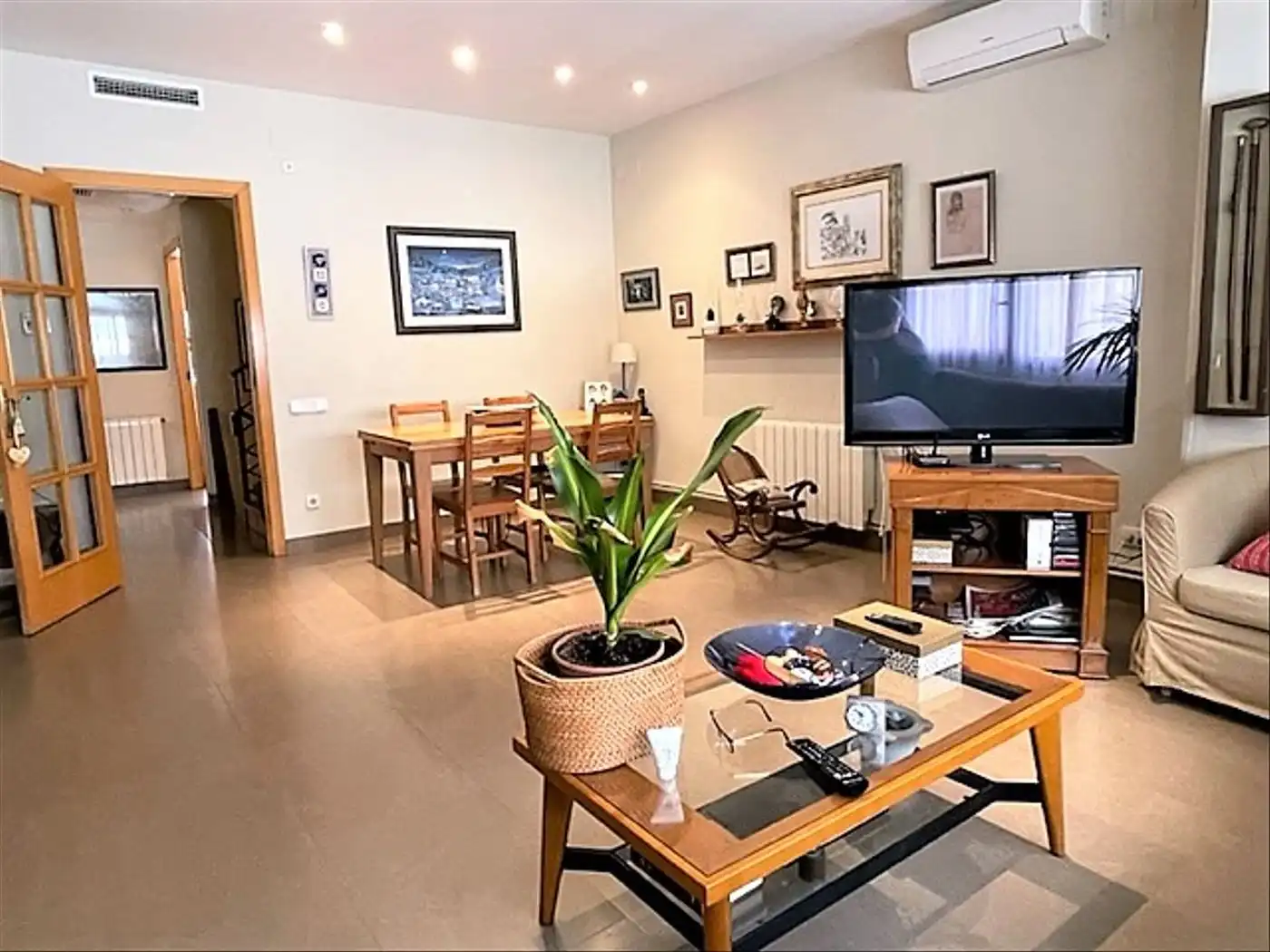 Sala d'estar de Casa o xalet en venda en Sant Boi de Llobregat amb Aire condicionat, Parquet i Terrassa