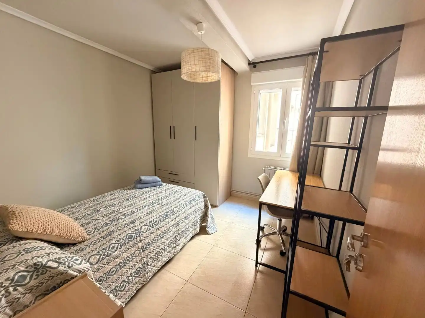 Habitación de Piso para compartir en  Logroño con Calefacción, Amueblado y Horno